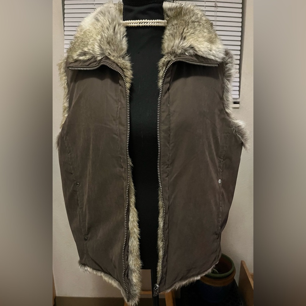 Weatherproof Reversible Woman’s insulated vest